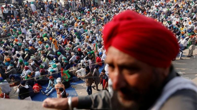 सिंघु बॉर्डर पर बड़ी संख्या में किसान कृषि कानूनों के विरोध में प्रदर्शन करने पहुंचे हैं। 