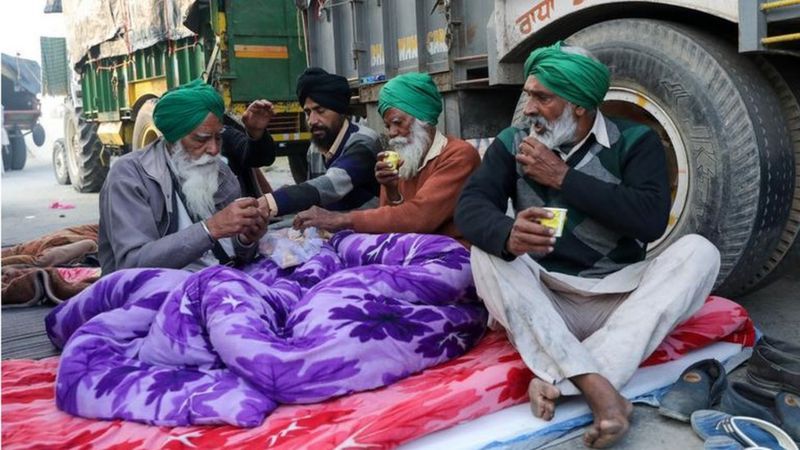 प्रदर्शन में शामिल किसान चाय और नाश्ते का आनंद लेते हुए। 
