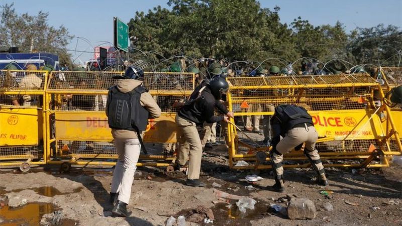 दिल्ली में घुसने से रोकने के लिए पुलिस को जगह जगह पर बैरिकेडिंग करनी पड़ी है। 