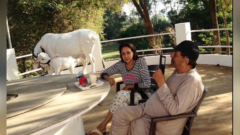 धर्मेंद्र की दूसरी पत्नी हेमा मालिनी के साथ वाले कई फोटोज इसी फार्महाउस के हैं। दोनों को कई बार साथ में यहां टाइम बिताते हुए देखा गया है।