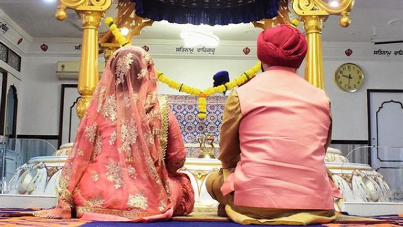 दिव्या के हसबैंड गगन एंटरटेनमेंट इंडस्ट्री से ही ताल्लुक रखते हैं। वो प्रोडक्शन हाउस में काम करते हैं। शादी के बाद दिव्या ने पति गगन के साथ खूबसूरत तस्वीरें शेयर की थीं।
