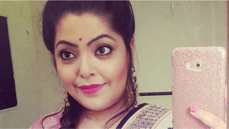 इससे पहले दिव्या भटनाकर की मां ने एक इंटरव्यू में कहा था- दिव्या का टेम्परेचर पिछले 6 दिन से ज्यादा था। उसे घबराहट भी हो रही थी। मैं दिल्ली से आई और घर में एक ऑक्सीमीटर लेकर आई। 