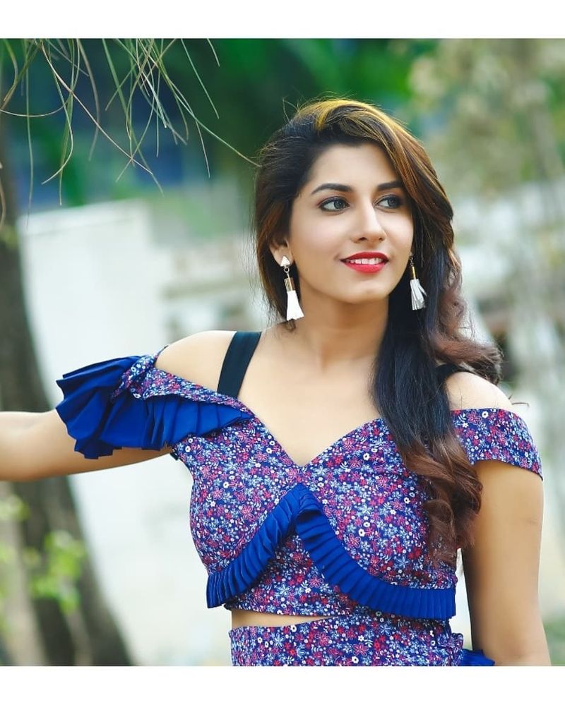 తెలుగు యాంకర్ విష్ణు ప్రియ భీమినేని హాట్ ఇన్స్టాగ్రామ్ ఫోటోలు...