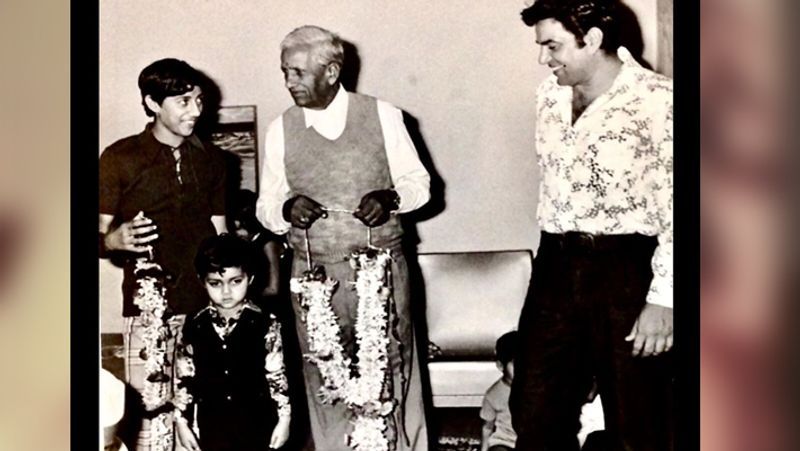 फिल्मों के प्रति अपने लगाव को जाहिर करते हुए धर्मेंद्र कहते हैं- मुझे हमेशा महसूस होता है, जैसे मैं एक न्यूकमर हूं, जो एक संदेश मिलने के बाद बॉम्बे आया और एक्टर बन गया। मैं कैमरे को फेस करने के लिए हमेशा उत्साहित रहता हूं। हालांकि, अच्छी स्क्रिप्ट देखकर ही मैं काम करता हूं। यह मेरी जिंदगी का सपना था कि मैं एक्टर बनूंगा और लंबे समय तक काम करूंगा।