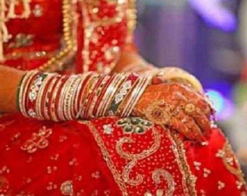 प्रेमिका दूल्हा के साथ वापस चली गई। बारात पक्ष के लोग भी प्रेमिका की बात सुनकर उसके पक्ष में हो गए। जिस पर दूल्हे के परजिनो ने प्रेमिका की बात सुनकर भावुक हो गए। बारात लेकर वापस हो गए।
(प्रतीकात्मक फोटो)
