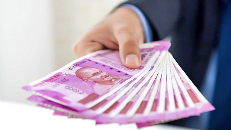 धन
किसी अन्य व्यक्ति के धन पर नज़र डालना या उधार लेकर वापस न करना भी मनुष्य के लिए आर्थिक परेशानियों और दुर्भाग्य का कारण बनता है। इसलिए किसी से उधार लेने पर उसे पैसे जरूर लौटा दें।