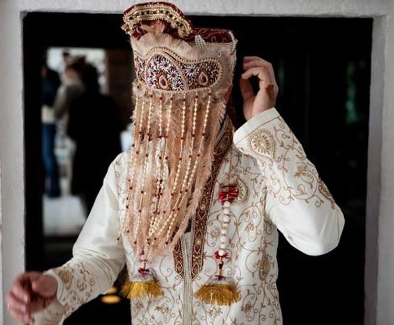 दुल्हन के शादी से इनकार करने और प्रेमिका के दावे के बाद विवाद हो गया। सूचना पर पुलिस भी मौके पर पहुंची। पुलिस और संभ्रांत लोगों के सामने तय हुआ कि शादी का खर्चा दुल्हन पक्ष को दूल्हा पक्ष को देना होगा।
(प्रतीकात्मक फोटो)