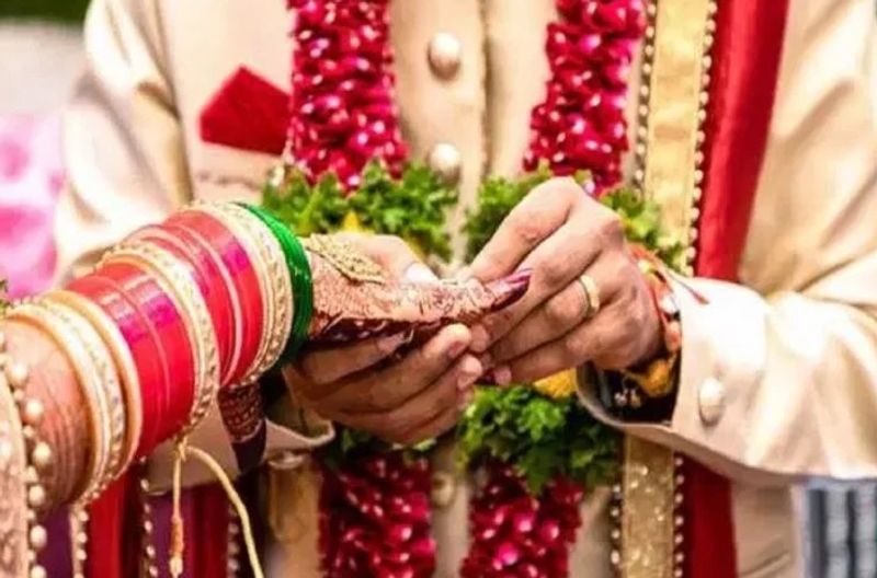 दूल्हे के प्रेमिका की लव स्टोरी सुनने के बाद दुल्हन ने शादी से मना कर दिया। ग्रामीणों ने बताया कि प्रेमिका ने अपनी कोर्ट मैरिज के कागज भी पेश किए।
(प्रतीकात्मक फोटो)