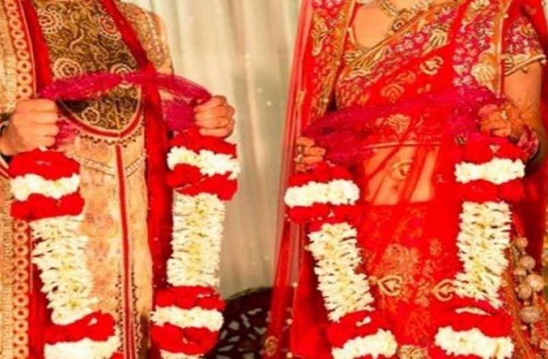 दुल्हन सहेलियों संग फूलों का हार हाथों में पकड़ कर दूल्हे की तरफ आगे बढ़ रही थी। तभी, दूल्हे की प्रेमिका आ धमकी। पीड़ित प्रेमिका ने अपनी व्यथा दुल्हन से बताई।
(प्रतीकात्मक फोटो)