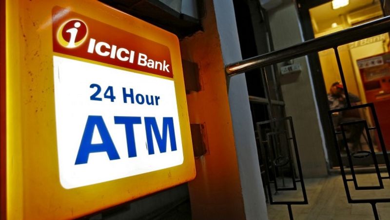 iMobile Pay ऐप के यूजर किसी भी बैंक अकाउंट, पेमेंट ऐप और डिजिटल वॉलेट में पैसे ट्रांसफर कर सकते हैं। इस ऐप का एक और फीचर ‘पे टू कॉन्टैक्ट्स’ है। यह फीचर यूजर को उनकी फोनबुक के कॉन्टैक्ट्स की ICICI बैंक यूपीआई आईडी नेटवर्क पर रजिस्टर्ड यूपीआई आईडी ऑटोमैटिकली दिखाता है, चाहे कॉन्टैक्ट कोई भी पेमेंट ऐप और डिजिटल वॉलेट का इस्तेमाल कर रहा हो। (फाइल फोटो)