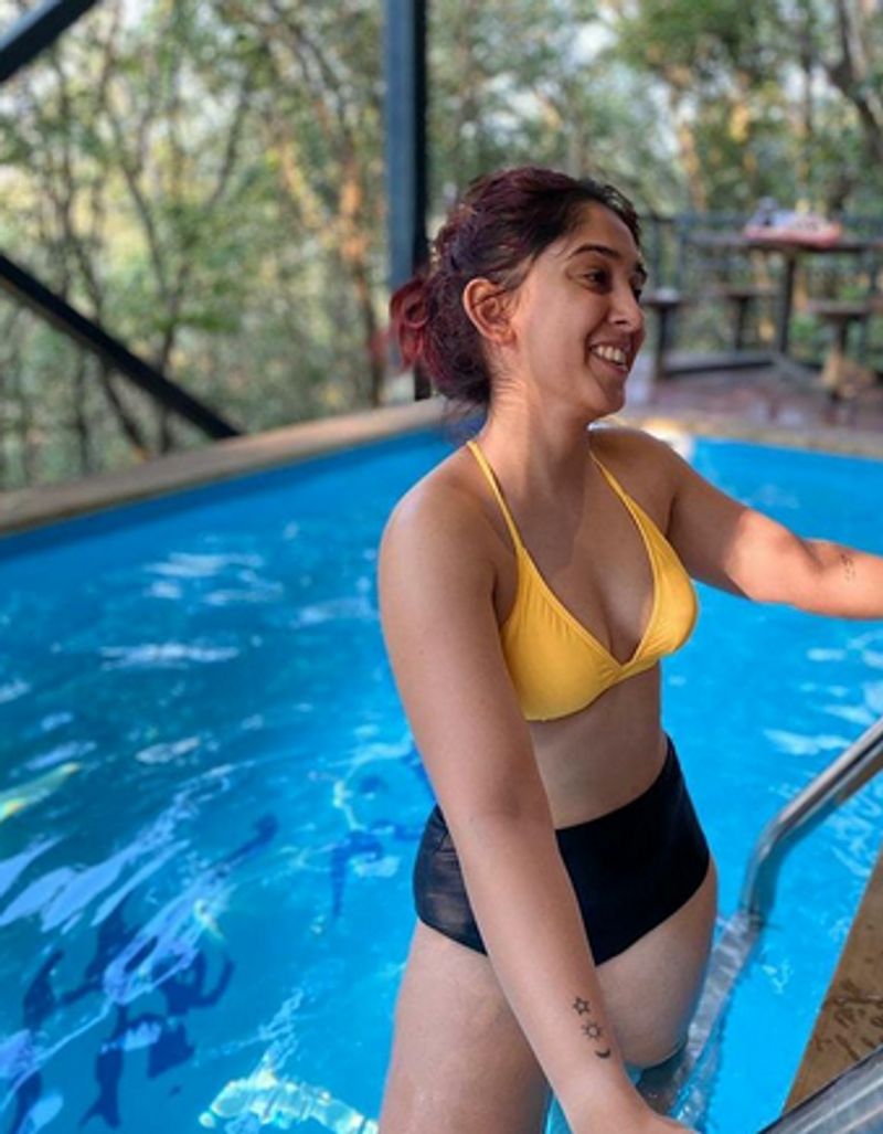 എനിക്ക് ഒരുപാട് കാര്യങ്ങൾ ചെയ്യാനുണ്ട്. സോഷ്യൽ മീഡിയ പ്രതിബദ്ധതകളുടെ കാര്യത്തിലും സമയബന്ധിതമല്ലാത്തതും. എന്നാൽ പെട്ടെന്ന് ചെയ്യേണ്ട കാര്യങ്ങളുമുണ്ട്.. പക്ഷേ ചിലപ്പോൾ ഒരു ഇടവേള ആവശ്യമാണ്.തനിക്ക് വേണ്ടി. ആദ്യം നിങ്ങൾ സ്വയം പ്രതിജ്ഞാബദ്ധത പാലിക്കേണ്ടതുണ്ട്. ഇപ്പോൾ ഞാൻ എന്റെ ജോലിയിൽ തിരിച്ചെത്തി. കാത്തിരുന്നതിന് നന്ദിയെന്നും ഇറാ ഖാൻ എഴുതുന്നു.
