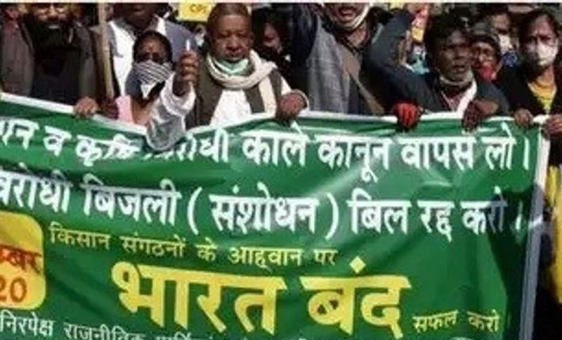 1. दिल्ली. सबसे पहले बात करते हैं देश की राजधानी दिल्ली की जहां, सिंधु-बॉडर पर देश के हाजारों किसान पिछले 13 दिन से डेरा डाले हुए हैं। दिल्ली में आम आदमी पार्टी और मुख्यमंत्री अरविंद केजरीवाल ने भारत बंद और इस आंदोलन समर्थन का किया है। यहां अनाज मंडी और सब्जी मंडियों के तमाम कारोबारी भी इस विरोध में शामिल होने का ऐलान पहले ही कर चुके हैं। इसके अलावा टैक्सी यूनियन ने भी भारत बंद के सपोर्ट में हैं। भारत बंद का सबसे ज्याद असर दिल्ली पर ही पड़ेगा। खास तौर से यहां की परिवहन सेवाओं पर। 