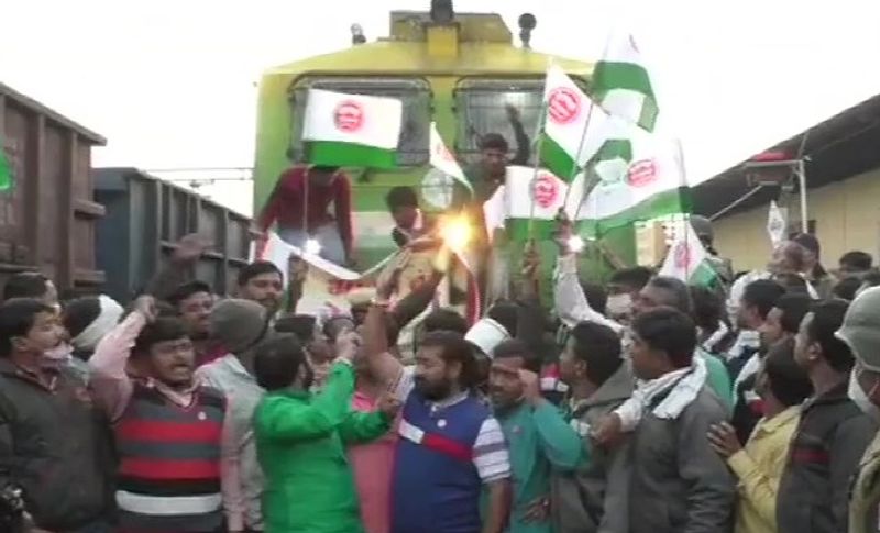 3.महाराष्ट्र सरकार में शिवसेना, कांग्रेस और एनसीपी ने भी किसानों के भारत बंद साथ दिया है। मुंबई, पुणे कई शहरों में सरकारी और प्राइबेट ऑफिस भी बंद रह सकते हैं। वहीं राज्य में विदर्भ के किसानों ने कई जगह ट्रेनों को रोक दिया है।
