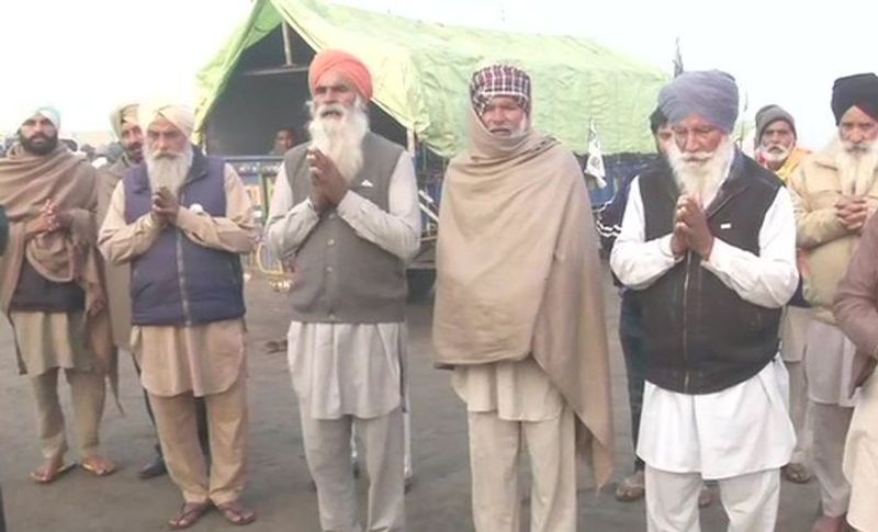 2. पंजाब. किसान आंदोलन का सबसे ज्यादा असर तो पंजाब पर ही पड़ेगा। क्योंकि इस राज्य से ही मोदी सरकार के नए कृषि कानून का विरोध शुरु हुआ हुआ था। प्रदेश में राज्य कर रही कांग्रेस सरकार से लेकर विपक्षी शिरोमणि अकाली दल और आम आदमी पार्टी बंद का समर्थन कर रही है। पंजाब पूरी तरह बंद है।

