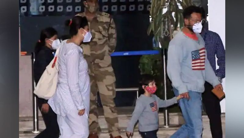 सैफ ने थाम रखा था बेटे तैमूर का हाथ। करीना भी बेटे पर नजर रखे हुए थी।