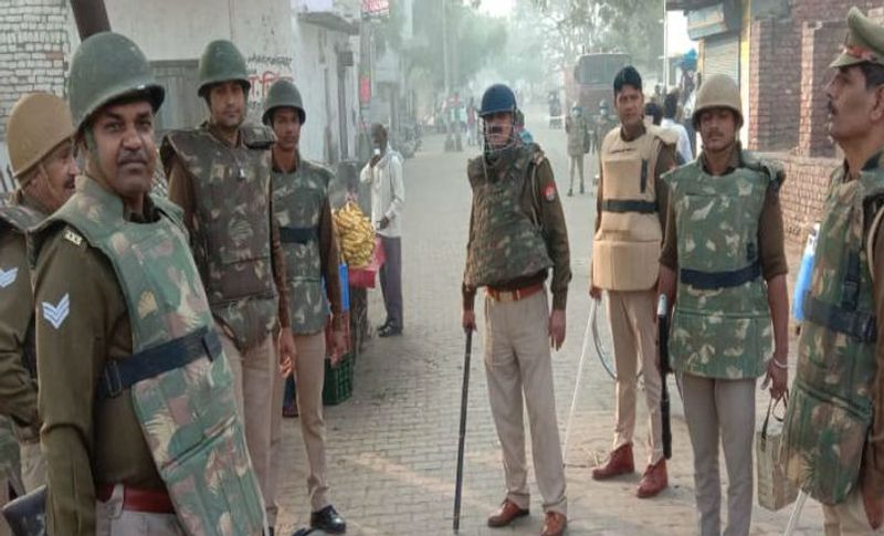 4.उत्तर प्रदेश. अब बात करते हैं यूपी की जहां योगी सरकार तो इस किसान आंदोलन का पहले से विरोध कर रही है। वहीं राज्य की समाजवादी पार्टी और कांग्रेस भारत बंद के समर्थन में हैं। कल पूर्व सीएम अखिलेश यादव जब किसानों का साथ देने के लिए अपने आवास से निकलते थे तो यूपी पुलिस ने उनको आगे नहीं बढ़ने दिया था। जिसके चलते वह बीच सड़क पर ही धरना देने लगे थे। यहां भी बस और रेल यात्रियों को परेशानी हो सकती है। यहां किसानों ने पहले से ही जगह जगह चक्का जाम करने का ऐलान किया है। हालांकि आवश्यक चीजे, दूध-सब्जी, फल मिलती रहेंगी। यह तस्वीर हाथरस की जहां भारत बंद को देखेते हुए सुरक्षा के पुख्ता इंतजाम किए गए हैं।