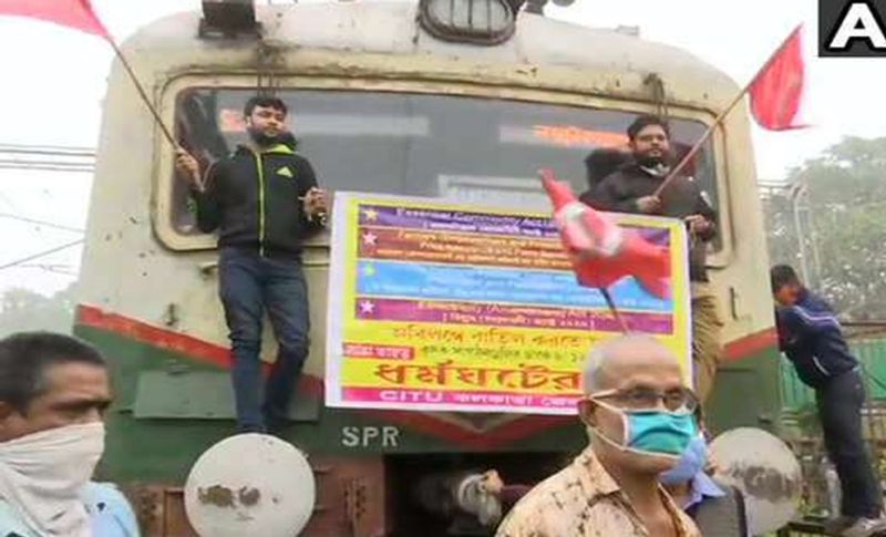 7. तमिलनाडु की विपक्षी डीएमके, कांग्रेस, लेफ्ट और कमल हासन की पार्टी ने भारत बंद का समर्थन करने का ऐलान किया है। वहीं आंध्र प्रदेश में भी भारत बंद का असर देखने को मिल रहा है। जगह-जगह रेल और बसों को किसान रोक रहे हैं।