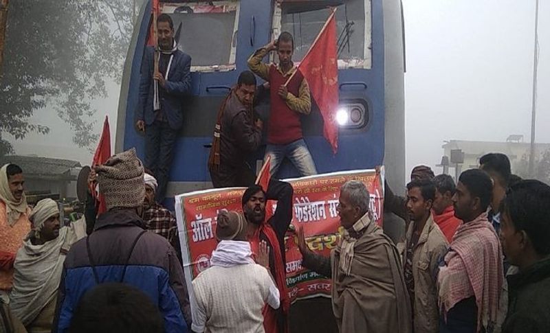 8. बिहार में भी भारत बंद का असर दिख रहा है, हालांकि राज्य में सत्तारुढ पार्टी जेडीयू और भाजपा ने आंदोलन का विरोध किया है और जगह जगह पुलिस बल तैनात किया है। वहीं बिहार में मुख्य विपक्षी दल आरजेडी, कांग्रेस और लेफ्ट दलों ने किसानों के भारत बंद का समर्थन किया है। किसानों ने यहां सुबह 6 बजे से ही चक्का जाम करते हुए प्रदेश में कई जगह ट्रेनें रोकीं, रोड बंद, बवाल करने लगे।