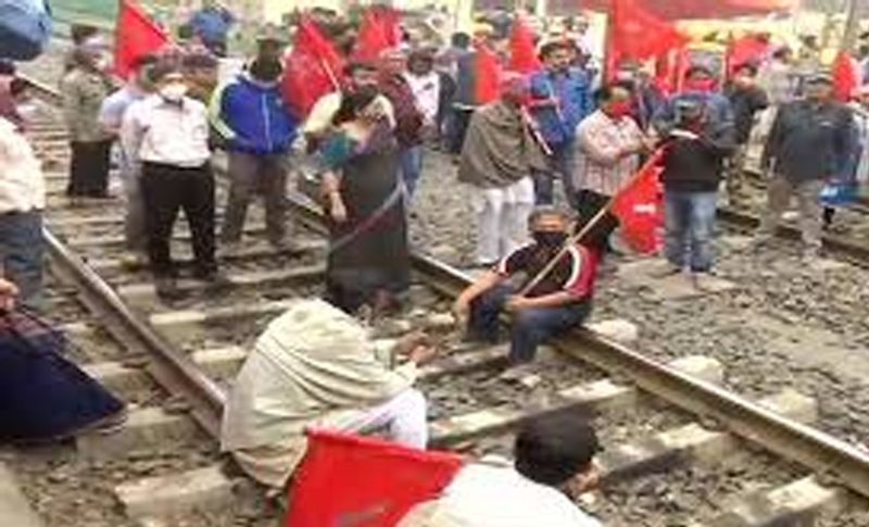 9. बंगाल सरकार से लेकर यहां के लाखों किसानों ने तृणमूल कांग्रेस और कांग्रेस के साथ-साथ लेफ्ट पार्टियों ने भारत बंद का समर्थन किया है। राज्य में सड़क और रेल यातायात प्रभावित हो रहा है। बता दें कि राज्य की सभी ट्रेड यूनियनों ने भी बंद का साथ दिया है।
