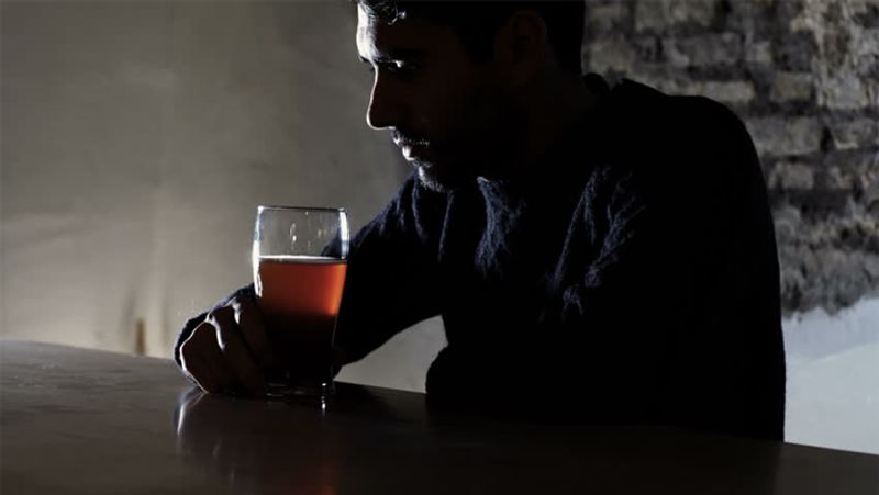 महिलाएं और पुरुष दोनों अलग-अलग तरीके से ब्रेकअप को देखते हैं और उससे उबरने में अलग-अलग समय लेते है। कई बार आदमी रिश्ते को भुलाने के लिए शराब का सेवन करने लगते है, तो कभी लड़कियां अपनी जिंदगी तक खत्म कर लेती हैं।