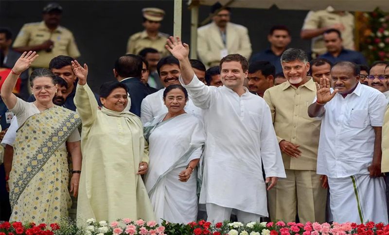 भारत बंद और किसान आंदोलन का समर्थन मं देश के तमाम राजनीतिक पार्टियां शामिल हैं। जिनमें 1.कांग्रेस 2.माकपा 3.डीएमके 4.सीपीआई 5.राजद 6. एनसीपी 7.जेएमएम 8.सपा 9. शिवसेना 10.अकाली दल 11.भाकपा-माले 12. गुपकार गठबंधन 13.टीएमसी 14.टीआरएस 15.एआईएमआईएम 16. आम आदमी पार्टी 17. पीडब्ल्यूपी 18. बीवीए 19. आरएसपी 20. एफबी 21. एसयूसीआई (सी) 22. स्वराज इंडिया 23.जेडीएस 24. बसपा आदि। (मोदी सरकार के लिए बने महागठबंधन की फाइल फोटो)
