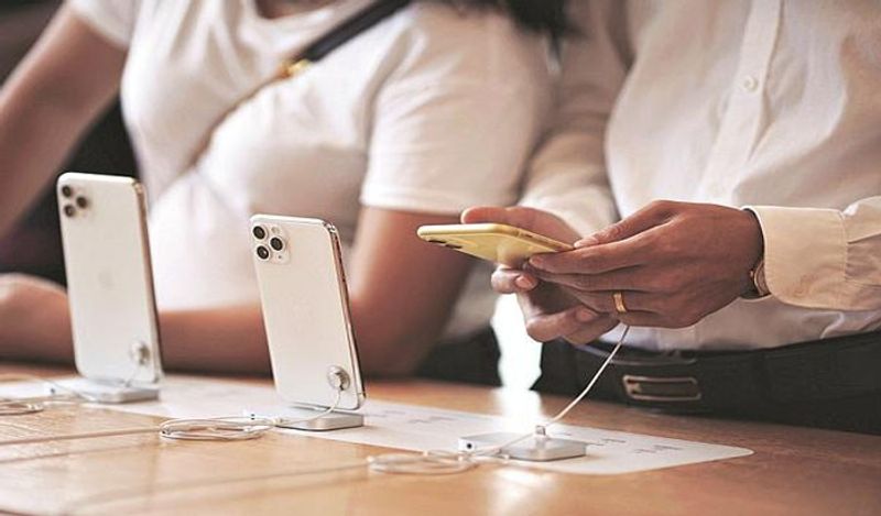 भारत में लोग iPhone को लेकर काफी क्रेजी हैं। यहां iPhone होना स्टेटस की बात होती है। एंड्राइड और iPhone में कौन बेस्ट है इसको लेकर काफी बहस होती रहती है। फीचर्स के मुकाबले में दोनों ही एक-दूसरे पर भारी हैं, लेकिन iPhone को ज्यादा वैल्यू दी जाती है।
