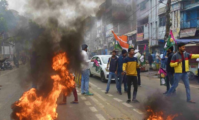 किसानों के भारत बंद का कांग्रेस समेत 20 से ज्यादा राजनीतिक दलों ने किसानों के बंद का समर्थन किया है। मंगलवार सुबह से ही देश के अलग-अलग इलाकों में कई संगठन सड़कों पर उतरे हैं। वहीं संगठनों ने सुबह 11 बजे से दोपहर 3 बजे तक जगह-जगह चक्का जाम करने को कहा है। उनका कहना है कि वह ऑफिस आते-जाते टाइम कर्मचारियों को भारत बंद से प्रभावित नहीं करेंगे। हालांकि यूपी, महाराष्ट्र, ओडिशा समेत अन्य राज्यों में ट्रेनें रोकी गई हैं।