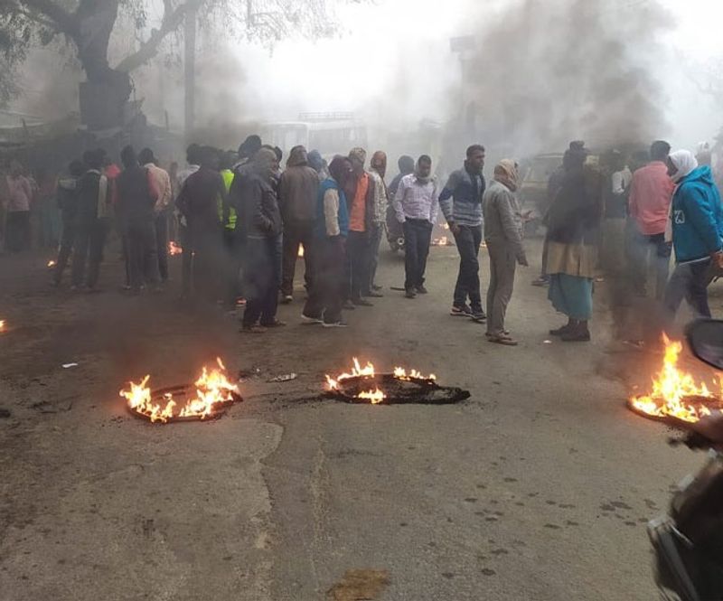 बिहार में भारत बंद का व्यापक असर देखने को मिला। खगड़िया में सड़क पर आगजनी किया गया।