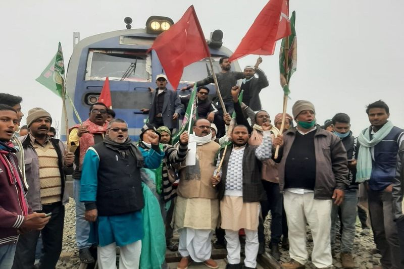 बिहार के सुपौल में आरजेडी के कार्यकर्ताओं ने लोहियानगर के पास पैसेंजर ट्रेन रोक दिया। वहीं, नंदलाली हाल्ट पर सहरसा-सुपौल जाने वाली ट्रेन को भाकपा माले के नेताओं ने रोक दिया। दरभंगा के लहेरियासराय स्टेशन पर कलकत्ता जय नगर गंगासागर एक्सप्रेस को भी रोक दिया।