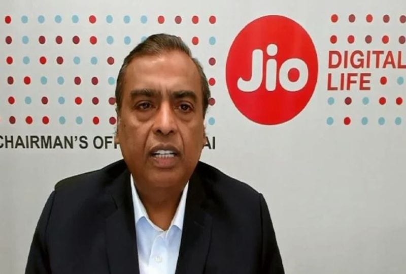 కరోనా వైరస్ మహమ్మారి ప్రపంచవ్యాప్తంగా ఎలక్ట్రానిక్స్ డిమాండ్ ని పెంచింది ఇంకా తీవ్రమైన కొరతకు దారితీసింది. ఈ ప్రక్రియలో రిలయన్స్, గూగుల్ మధ్య సాంస్కృతిక భేదాలు కూడా తలెత్తాయి. భారతీయ కంపెనీ టాప్-డౌన్ ఆపరేటింగ్ మోడల్పై ఆధారపడగా, యుఎస్ ఇంజనీర్లు మరింత స్వీయ దర్శకత్వం వహించారని ప్రజలు తెలిపారు. దీనిపై గూగుల్, రిలయన్స్ ప్రతినిధులు స్పందించలేదు.