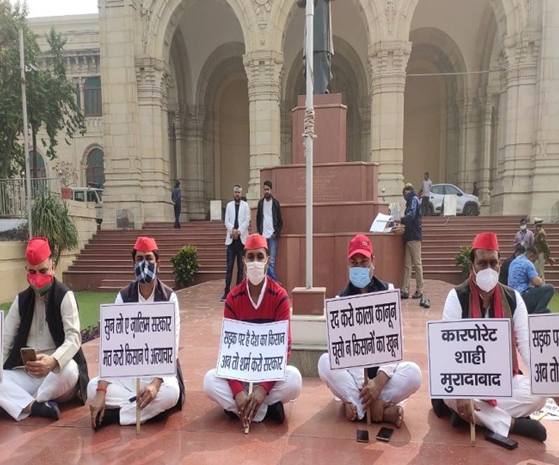 उत्तर प्रदेश में भारत बंद के आह्वान का कोई खास असर नहीं दिखा। कहीं भी किसान प्रदर्शन करते नहीं दिखे। हालांकि समाजवादी पार्टी प्रदेशभर में प्रदर्शन कर रही है।