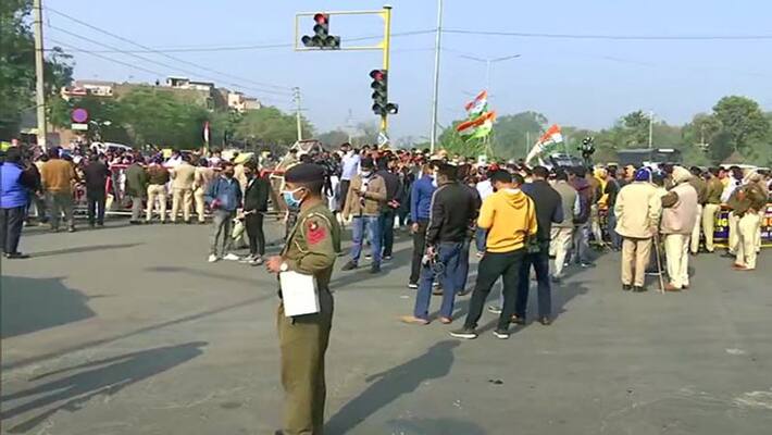 Bharat bandh Train stopped by protesters in Bhubaneswar and Maharashtra police detained kpl Bharat bandh Train stopped by protesters in Bhubaneswar and Maharashtra police detained kpl