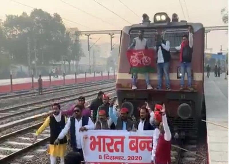 उत्तर प्रदेश में कुछ इस तरह से प्रदर्शन करते समाजवादी पार्टी के कार्यकर्ता।