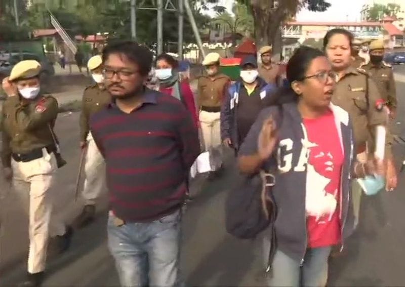 असम में पुलिस ने कुछ लोगों को हिरासत में लिया। गुवाहाटी में जनता भवन के सामने किसान संघों द्वारा बुलाए गए के समर्थन में प्रदर्शन कर रहे थे।
