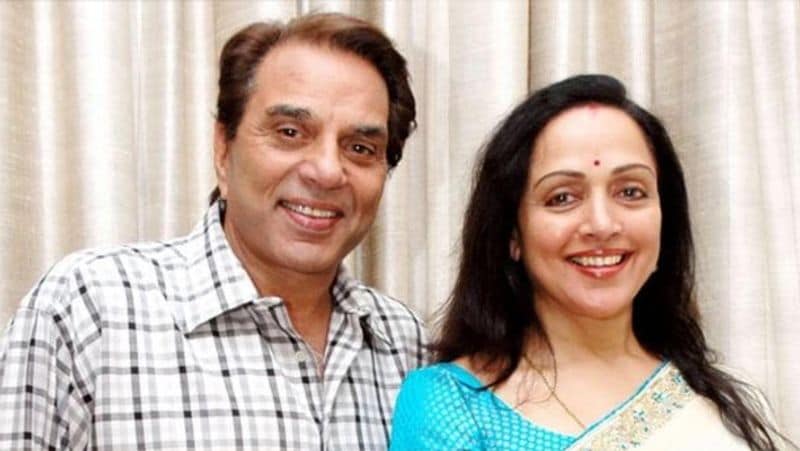 बॉलीवुड के दो सुपरस्टार्स की शादी बेहद सादे अंदाज में हुई। दूल्हे धर्मेन्द्र न तो बारात लेकर आए और न घोड़े पर सवार हुए, लेकिन दुल्हन के बंगले पर कर्नाटक संगीत गूंज रहा था। पुरोहितों ने पूरे विधि-विधान से विवाह संपन्न कराया। विवाह होने के बाद जो मेहमान आए थे उन्हें परंपरा के अनुसार केले के पत्ते पर भोजन कराया गया। उपमा, चावल, रसम और सांभर परोसे गए।