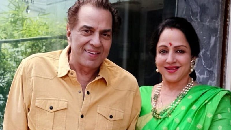 धर्म बदलकर हेमा-धर्मेन्द्र की शादी हो गई। शादी के बाद भी हेमा मालिनी अकेली रह गईं। धर्मेन्द्र ने तमाम कोशिशें की, पर वह कभी हेमा मालिनी को शादी के बाद वह स्थान नहीं दे सके जो उन्होंने अपनी पहली पत्नी को दिया था। हेमा ने अकेले ही अपने दोनों बेटियों की परवरिश की और फिर राजनीति में आ गईं।
