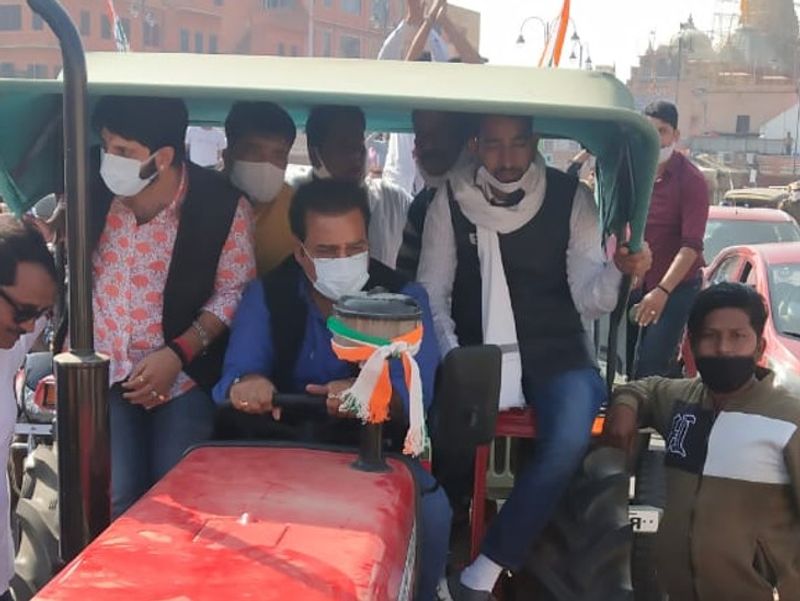 राजस्थान में भी भारत बंद के आह्वान पर प्रदर्शन हो रहा है। कैबिनेट मंत्री प्रताप सिंह खाचरियावास खुद जयपुर में परकोटे के बाजारों में ट्रेक्टर चलाकर बंद करवाने निकले हैं वहीं, जयपुर में कांग्रेस और भाजपा के कार्यकर्ता के बीच पत्थरबाजी की खबर है।