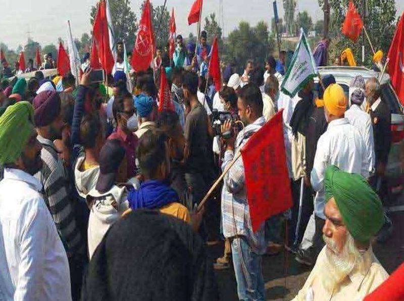 हरियाणा-पंजाब में भी प्रदर्शन हो रहा है। सियासी दलों और कर्मचारियों का साथ प्रदर्शनकारियों को मिला है। खबर आ रही है कि करनाल में ग्रामीणों ने हेलीपैड उखाड़ दिया।