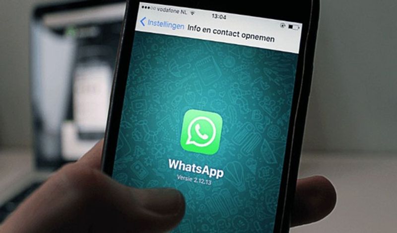 पहले WhatsApp सिर्फ मोबाइल में यूज किया जा सकता था। लेकिन अब WhatsApp वेब के जरिये इसे लैपटॉप या डेस्कटॉप में भी यूज किया जा सकता है। हालांकि, अभी भी इसे सबसे ज्यादा मोबाइल में ही यूज किया जाता है। 