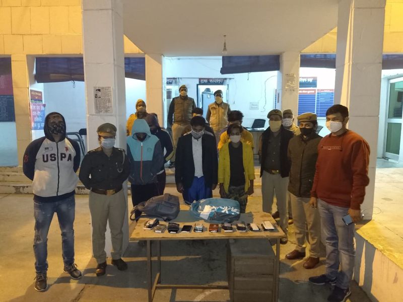 युवक और युवतियों के पास से पैसे, कंडोम और तमाम दूसरी आपत्तिजनक वस्तुएं बरामद की गई हैं। पुलिस ने मौके से 7 महिलाओं समेत कुल 18 लोगों को गिरफ्तार किया है।
