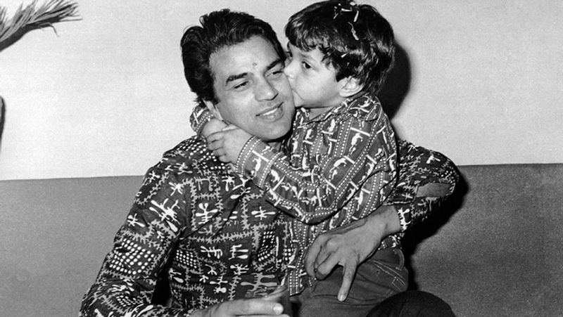 शायद कम ही लोग जानते होंगे कि बॉबी देओल 1977 में रिलीज हुई पापा धर्मेन्द्र की फिल्म (धरमवीर) में काम कर चुके हैं। इस फिल्म से उन्होंने बतौर चाइल्ड आर्टिस्ट करियर की शुरुआत की थी। फिल्म में बॉबी ने यंग धर्मेन्द्र का रोल निभाया था।