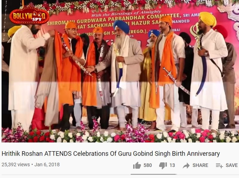 फैक्ट चेक
ऋतिक रोशन की किसान को समर्थन देने वाली वायरल तस्वीर की सच्चाई जानने हमें इसे गूगल रिवर्स सर्च इमेज किया। ऐसा करने पर हमें 'Bollywood Spy' नाम के वेरिफाइड यूट्यूब चैनल पर एक वीडियो मिला। तस्वीर वाला हिस्सा इस वीडियो में देखा जा सकता है। वीडियो के साथ दी गई जानकारी के मुताबिक ऋतिक गुरु गोविंद सिंह जी के पर्व पर एक कार्यक्रम में पहुंचे थे। वीडियो में ऋतिक के साथ उनके पिता राकेश रोशन भी नज़र आ रहे हैं। ये वीडियो 6 जनवरी 2018 को अपलोड किया गया था। गुरु गोविंद सिंह जी की जयंती हर साल 5 जनवरी को मनाई जाती है।
