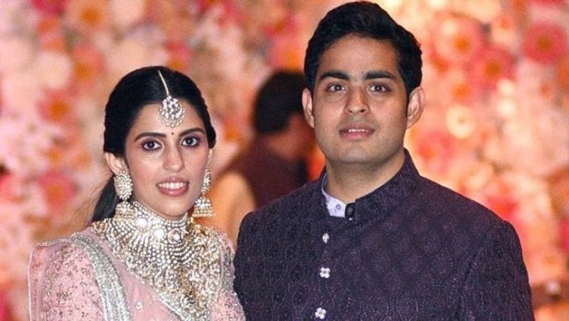 अपनी शादी के मौके पर श्लोका मेहता ने खास तौर पर तैयार करवाया गया लहंगा और बेशकीमती जूलरी पहनी थी। यह खास तौर पर उने लिए सास नीता अंबानी ने तैयार करवाई थी। इनकी कीमत करोड़ों में थी। ऐसे श्लोका मेहता सादगी से रहना पसंद करती हैं।