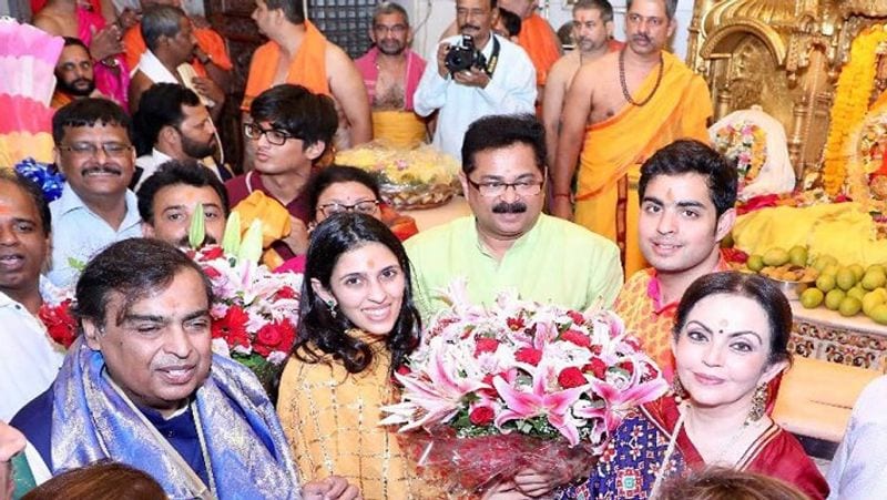अंबानी फैमिली का पूजा-पाठ में काफी विश्वास है। मुकेश अंबानी के यहां अक्सर धार्मिक आयोजन होते रहते हैं। अपने ससुर मुकेश अंबानी, सास नीता अंबानी और पति आकाश अंबानी के साथ गणपति-पूजन में शामिल श्लोका मेहता।