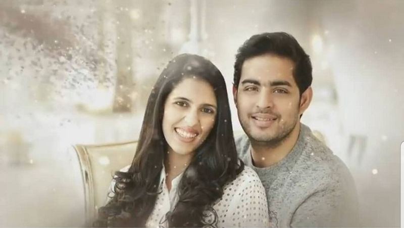 पति आकाश अंबानी के साथ श्लोका मेहता की यह एक रेयर फोटो है। इसमें वे काफी सिंपल, लेकिन बहुत ही खूबसूरत नजर आ रही हैं।