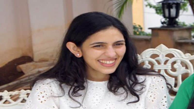 श्लोका मेहता जब घर में रहती हैं या बिजनेस से जुड़े कामों में लगी रहती हैं तो मामूली मेकअप तक नहीं करतीं। बिना मेकअप के उनकी खूबसूरती बेहद भी नैचुरल लगती है।