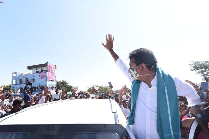 <p>చాలా కాలం నుండే కేసీఆర్ ఎన్నికల పర్యవేక్షణకు దూరంగా ఉంటున్నారు. 2014, 2018 అసెంబ్లీ ఎన్నికలను మినహాయిస్తే మిగిలిన అన్ని ఎన్నికలను టీఆర్ఎస్ వర్కింగ్ ప్రెసిడెంట్ కేటీఆర్ స్వయంగా పర్యవేక్షిస్తున్నారు.</p>