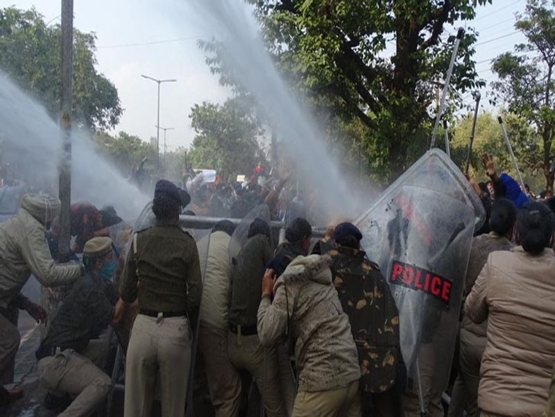 छत्तीसगढ़ में प्रदर्शनकारियों को हटाने के लिए पानी का बौछार मारती पुलिस।