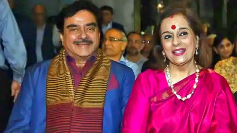 <p><strong>सफर के दौरान मुझसे बात करने के बहाने ढूंढ रहे थे शत्रुघ्न :</strong> पूनम के मुताबिक, शत्रुघ्न अपने माता-पिता से दूर हो रहे थे, जबकि मेरी मां ने मुझे डांटा था। पूरे सफर के दौरान, शत्रुजी मुझसे बात करने के बहाने ढूंढ रहे थे।</p>