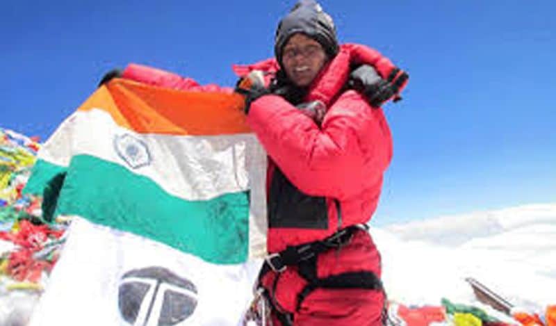 शो में अरुणिमा ने अपने साथ हुए ट्रेन हादसे के बारे में भी बताया और उन्होंने कहा कि 'बरेली के पास चनेटी नाम एक छोटा सा रेलवे स्टेशन है। चार-पांच लोग कहीं से ट्रेन में चढ़े। अचानक उनके गले पर उनका हाथ उन्हें महसूस हुआ तो उन्होंने हाथ पकड़ा और उसका विरोध किया।'